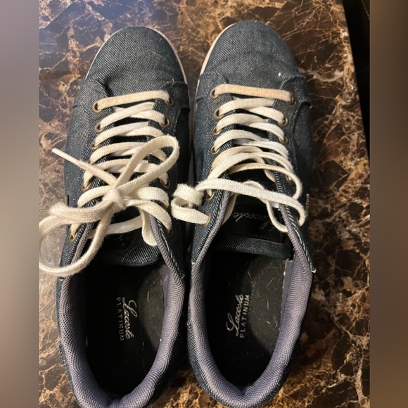 Lacoste casual shoe. - Picture 4 of 5